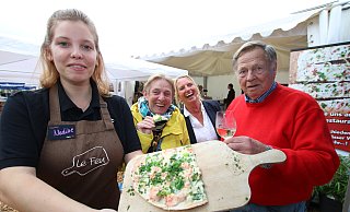 Hochstift à la carte in Paderborn hat wieder begonnen: Darüber freuen sich die Besucher (von rechts) Hans-Adolf Meise und Christina Kehne aus Bad Lippspringe und Gisela Rese aus Hövelhof sowie Nadine Peters, Inhaberin von Le Feu in Paderborn. - Rajkumar Mukherjee