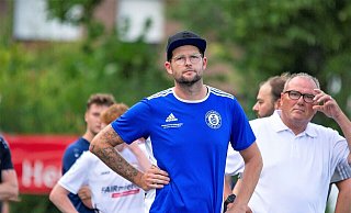 Skeptische Blicke: Das Trainergespann Benjamin Rentz (l.) und Dietrich Rutenkröger ist beim TuS Bruchmühlen zurückgetreten. - Joel Beinke