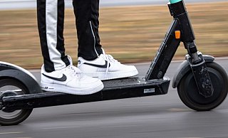 Infolge eines Sturzes mit einem gemieteten E-Scooter ist eine 32-jährige Paderbornerin gestorben. - Symbolfoto: picture alliance / dpa