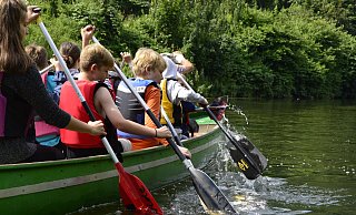 Spiel- und Freizeitangebote mit Bewegung sind bei den Löhner Kids in den Ferien besonders gefragt. So wie hier beim Paddeln bei den Ferienspielen 2016. - Vivien Tharun