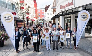 Marco Rieso von der IHK (l.) und Citymanagerin Sandra Beckmann (r.) hoffen mit den Herforder Einzelhändlern auf gute Umsätze beim verkaufsoffenen Sonntag und einen Erfolg der Aktion "Heimat Shoppen". - Ralf Bittner