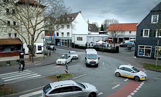 Die Situation an der Einmündung Blessenstätte/Unter den Ulmen (hier von der Stadtbibliothek) aus gesehen ist oft ziemlich unübersichtlich.