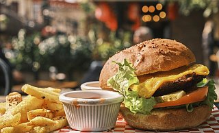 Ein Burgerladen hat es den Bielefeldern besonders angetan. - engin akyurt/pixabay