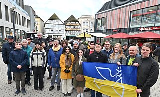 Die Ausrichter der Mahnwache mit den Initiatoren Tim Vollert von den Jusos (an der Fahne links) und Max Frühling von der Grünen Jugend (ganz rechts). - Thomas Kube
