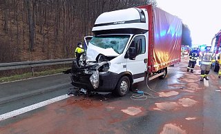 Der Unfall auf der A 44 führte zu einem langen Rückstau. - Feuerwehr