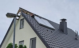 In Nieheim schlug ein Blitz den den Dachstuhl eines Wohnhauses - auch drumherum gingen die Lichter aus. - FFW Nieheim