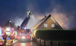 Beim Eintreffen der Einsatzkräfte stand der Dachstuhl des Hauses im Vollbrand. Foto: - Lukas Röthemeyer/Feuerwehr Hille