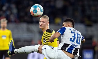 Dortmunds Dortmunds Erling Haaland und Bielefelds Andres Andrade versuchen, an den Ball zu kommen. - Bernd Thissen