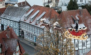 Noch ohne Kostüm hat Artist Ramon Kathriner einen Probeflug im Rentierschlitten über den Rathausplatz unternommen. - Frank-Michael Kiel-Steinkamp