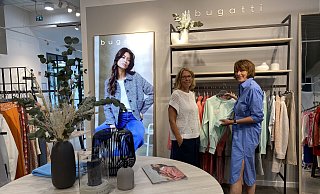 Nicole Jäger, Vertriebsleiterin Bugatti Women (l.) und Bettina Windmann, Produktmanagement Bugatti Women, zeigen die Einkäufern aus dem Handel bereits die Mode des kommenden Sommers. Die Herforder sind noch bis zum Sonntag in ihrem Showroom bei den Düsseldorfer Fashion Days. - Bugatti