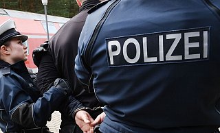 Der junge Mann wehrte sich am Bahnsteig im Bielefelder Bahnhof so vehement, dass er gefesselt werden musste. - Symbolfoto: picture alliance / dpa