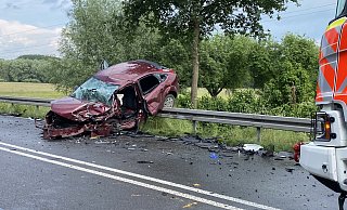 Bei dem schweren Unfall auf der Bundesstraße 1 bei Paderborn kommt die Fahrerin dieses Ford zu Tode. - Marc Schröder