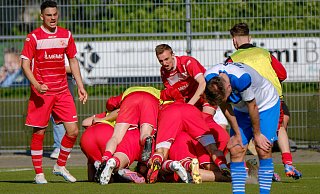 Im Kreispokalfinale musste sich der TuS Brake der SpVg. Steinhagen 2:3 geschlagen geben. Während Rot jubelte, hingen bei Blau-Weiß die Köpfe. - Andreas Zobe