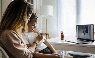 Es gibt momentan eine enorme Welle an Infektionen mit dem Respiratorischen Synzytial-Virus, aber auch Grippe und andere Atemwegserkrankungen sind auf dem Vormarsch (Symbolfoto). - IMAGO/Westend61