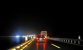 Nach den bisherigen Erkenntnissen soll es sich bei dem beteiligten Fahrzeug um einen dunklen SUV handeln. - picture alliance / Frank May