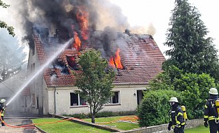 Am Vormittag des 17. Juni 2020 wurde die gesamte Hüllhorster Feuerwehr zu einem Wohnhausbrand in Bröderhausen gerufen. Durch die schnelle Brandausbreitung im Dachstuhl konnte das Wohnhaus nicht mehr gerettet werden. - Feuerwehr Hüllhorst
