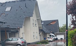 Der Sturm hat größere Schäden an mehreren Hausdächern verursacht. - Nadine Othen
