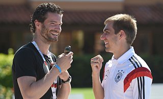 Arne Friedrich (l.), hier vor der WM 2014 in Brasilien im Austausch mit Philipp Lahm, begann seine erfolgreiche Karriere beim SC Verl. - Verwendung weltweit, usage worldwide
