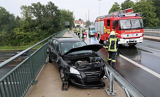 Die 32-jährge Engeranerin ist aus unbekannten Gründen zwischen Leitplanke und Brückengeländer der Engerstraße geraten. - Frank-Michael Kiel-Steinkamp