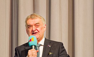 Mal zufrieden, mal mahnend, sachlich und mal mit dem Schalk im Nacken setzte sich Herbert Reul mit den aktuellen politischen Gegebenheiten und seinem Tun als NRW-Innenminister auseinander. Aufmerksam und oft begeistert folgten 400 Zuhörerinnen und Zuhörer ihm in der Aula des Widukind-Gymnasiums Enger. - Andreas Sundermeier