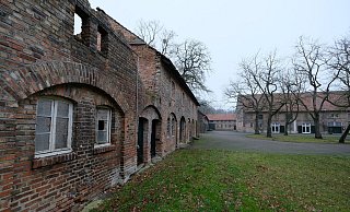 Das südliche Torhaus (links) zeigt bereits deutliche Spuren des Verfalls. Im Hintergrund ist der Bereich, der zusätzlich gastronomisch genutzt werden soll. - Hans-Hermann Igges