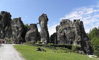 Die Externsteine ziehen jedes Jahr etwa eine halbe Million Besucher an. - Pixabay