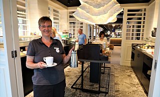 Dagmar Schmidt vom Hotel Zeitgeist in Warburg kümmert sich mit ihrem Team um frischen Kaffee und Co. am Frühstücksbüfett. - Simone Flörke