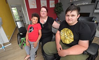 Tapfer trotzen Karim (links) und Amin zusammen mit ihrer Mutter Katrin dem Schicksal.