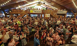 In der Almhütte stieg während des Paderborner Libori-Festes jeden Abend eine zünftige Party. - Archivbild: Andreas Zobe