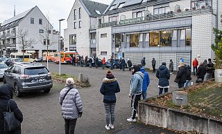 Lange Schlangen beim Impfen und Testen gibt es derzeit stadtweit. Wie hier vor der mobilen Impfstation im Sitzungssaal im Senner Ortszentrum. - Joerg Dieckmann - www.dieckmann-fotodesign.de