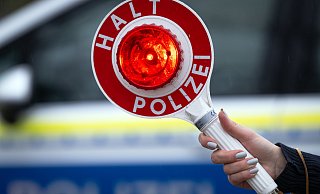 Als ein Polizeibeamter dem Motorradfahrer Anhaltezeichen gibt, kommt es zu einem Zusammenstoß zwischen dem 18-Jährigen und dem Polizisten. - Soeren Stache
