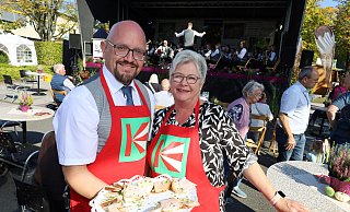 Ralf Fischer und Verena Altenberend organisieren den Bauernmarkt. Bei der Eröffnung verteilen sie westfälische Häppchen zum Nulltarif. - Regina Brucksch