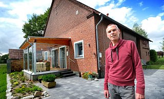 Früher hat Helmut Volmer auf 150 Quadratmetern auf seinem Hof im Kreis Gütersloh gelebt. Heute kommt er mit 44 Quadratmetern aus. - Andreas Frücht