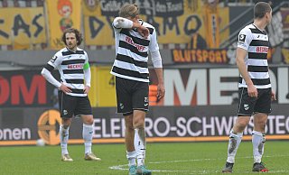 Die Verler Mael Corboz (v.l.), Vinko Sapina und Torge Paetow können es nicht fassen, dass sie am Ende der 90 Minuten gegen Dynamo Dresden mit leeren Händen dastehen. - Jens Dünhölter