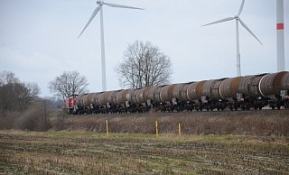 Railion 294 590 führte einen aus Kesselwagen bestehenden Güterzug von der Exxon-Niederlassung Barenburg auf der noch im Güterverkehr bedienten Strecke des Sulinger Kreuzes nach Sulingen. Dort machte die Lok Kopf und führte ihren Güterzug von Sulingen über Groß Lessen nach Diepholz. - Archiv Joern Spreen-Ledebur