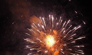 Eine Feuerwerksrakte kann zur Gefahr werden, besonders wenn sie in Innenräumen gezündet wird. - Pixabay (Symbolbild)