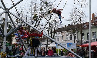 Das Bungee-Trampolin war der Hit bei den Kids. Einige schafften sogar mehrere Überschläge nacheinander. - Nicole Bliesener