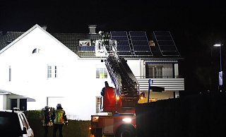 Drehleiter-Einsatz im Bielefelder Norden: Einsatzkräfte rückten am Samstagabend nach Brake aus. - Charlotte Mahncke