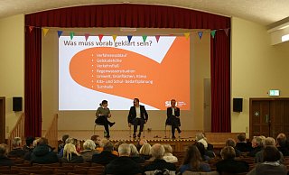 Bei der Fragrunde: Elverdissens SPD-Vorsitzende Elisa Krauch (v.l.), Patrick Puls, Beigeordneter für Bildung, Jugend und Sozialeund sowie Peter Maria Böhm, Beigeordneter für Bauen und Ordnung. - Jobst Lüdeking