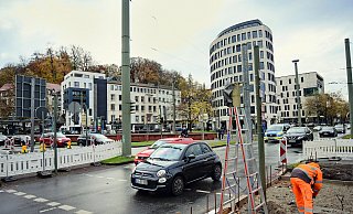 Nach Abschluss der ersten Bauphase kann der Verkehr in der Vorweihnachtszeit jetzt wieder ungehindert über den Adenauerplatz rollen. - Barbara Franke