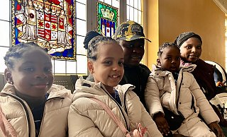 Pamela Abbe (2.v.l.) wartet mit ihrer Familie auf den Beginn der Verhandlung: Links Schwester Success (6), rechts Vater Niki, Natasha (3) und die neue Lebensgefährtin des Vaters, Esther Oguraise. - Jens Reichenbach