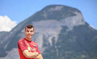 SCP-Keeper Arne Schulz genießt am Mannschaftshotel in Bad Häring die Aussicht auf die Tiroler Berge. - Oliver Krato