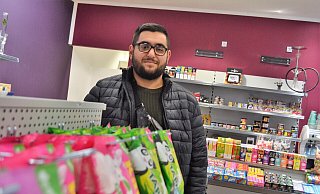 Ahmad Ibrahim hat aus seinem "Hanson Donuts"-Shop an der Bahnhofstraße 4 kurzerhand einen Spätkauf gemacht. - Peter Heidbrink