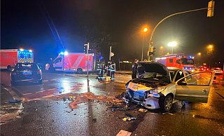 Beide Fahrzeuge mussten nach dem Unfall in Gütersloh abgeschleppt werden. - Thorsten Heß
