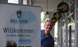 Michael Scholz vor dem neuen Büro der Aqua-Magica-Gesellschaft in den Kolonnaden des ehemaligen Nobelhotels Königshof. - Ulf Hanke