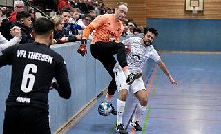 Theesens Keeper Florian Ernst im Duell mit Jöllenbecks Sercan Erülkeroglu (r.). Kalo Önen (Nr. 6) schaut sich die Szene an. - Peter Unger