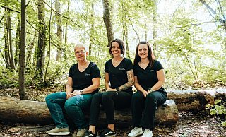 Sarah Scheele (v. l.), Christin Scheele und Elena Rüther und das Team sind für den Verein "...für volle Näpfe" zuständig. - Christopher Figge