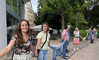 Hannah Böwer setzt gemeinsam mit ihrer Mutter in der Menschenkette ein Zeichen für Demokratie. - Julia Spiekerkötter
