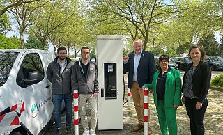 Wie hier am Floßplatz kann an vier zusätzlichen Standorten in Höxter Strom getankt werden. Dominik Sliz (v. l.) und Holm Freyer, Westfalen Weser Ladeservice GmbH, Bürgermeister Daniel Hartmann, Baudezernentin Claudia Koch und Maja Beineke, Sachbearbeiterin Bauverwaltung Stadt Höxter stellen die neuen Ladestationen vor. - Stadt Höxter