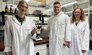 Kerstin Elsinghorst (v.l.), Nicolai Diethold und Julia Weimann stehen in einem Chemie-Forschungslabor der Uni Bielefeld. - Janina Pietruschka